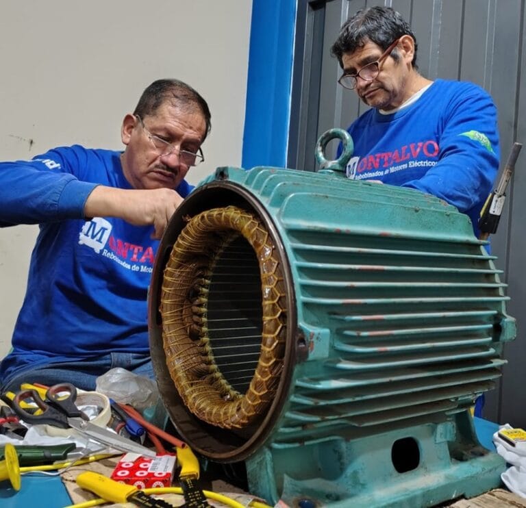 Técnicos de Montalvo reparando un motor eléctrico industrial