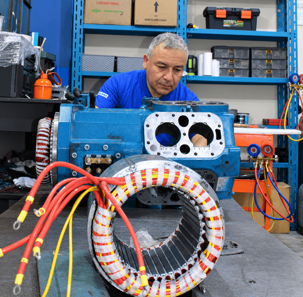 Técnicos de Taller Montalvo reparando un compresor de refrigeración en Lima