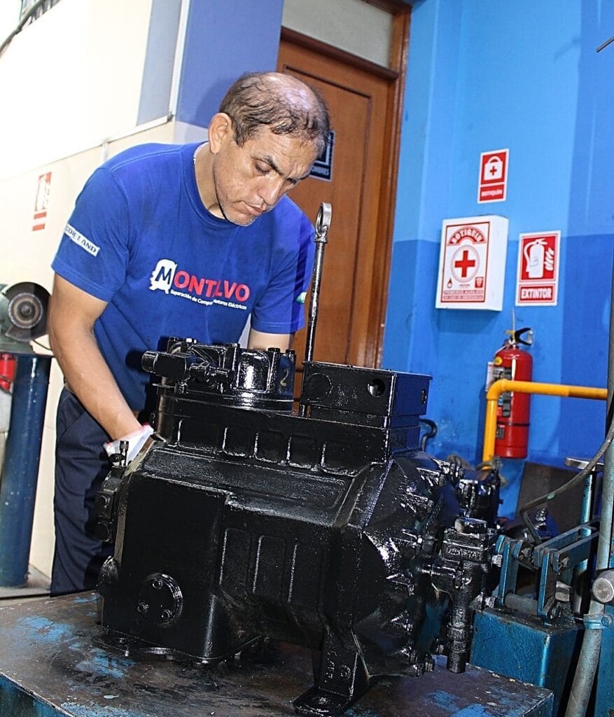 Técnico de Taller Montalvo ajustando un compresor semihermético ya ensamblado antes de su entrega en Lima