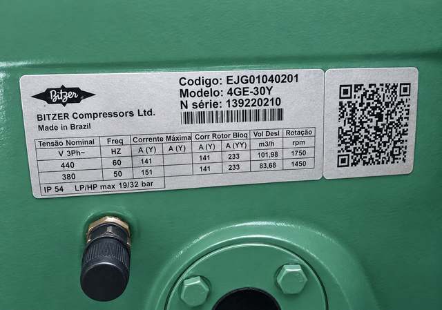 Placa de un compresor Bitzer modelo 4GE-30Y, mostrando la letra Y que indica aceite poliéster (POE)